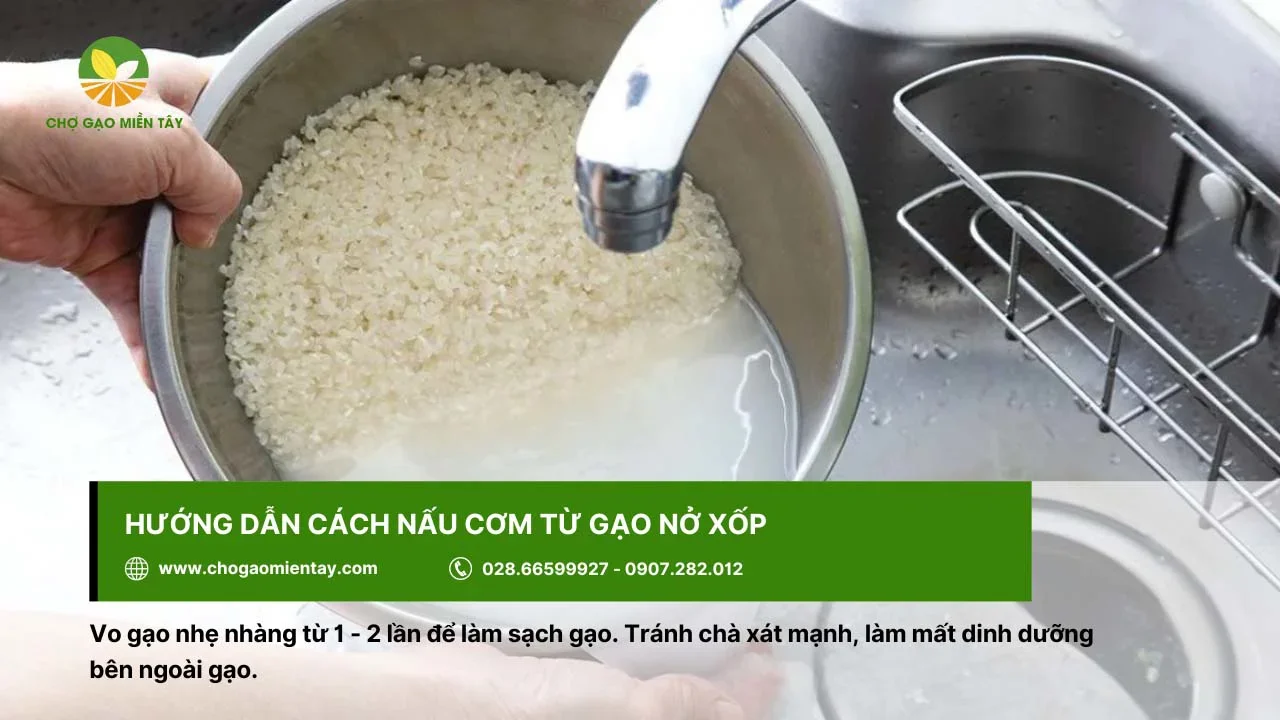 Vo gạo một cách nhẹ nhàng, tránh chà quá mạnh