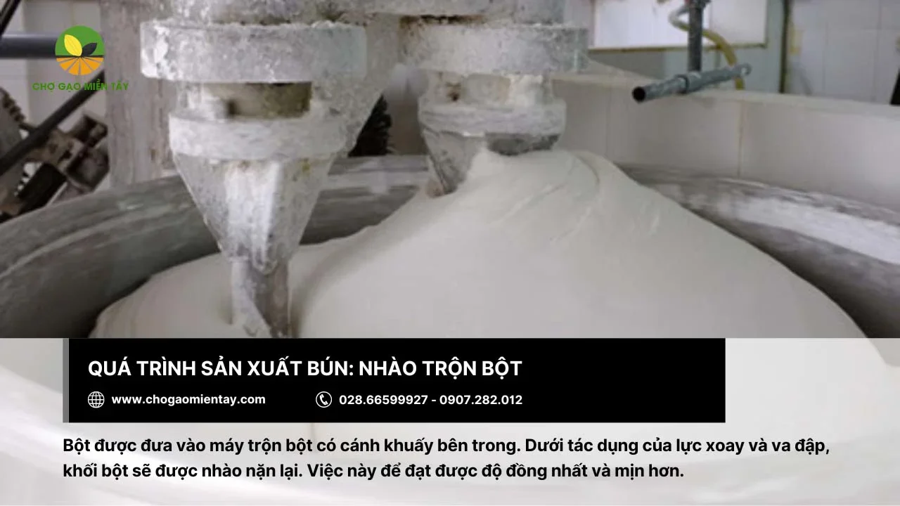 Nhào trộn bột sản xuất bún