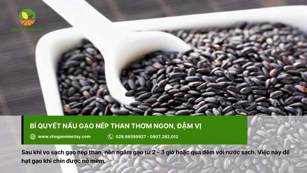 Cách để nấu gạo nếp than ngon là nên ngâm gạo khoảng 2 - 3 giờ hoặc ngâm qua đêm
