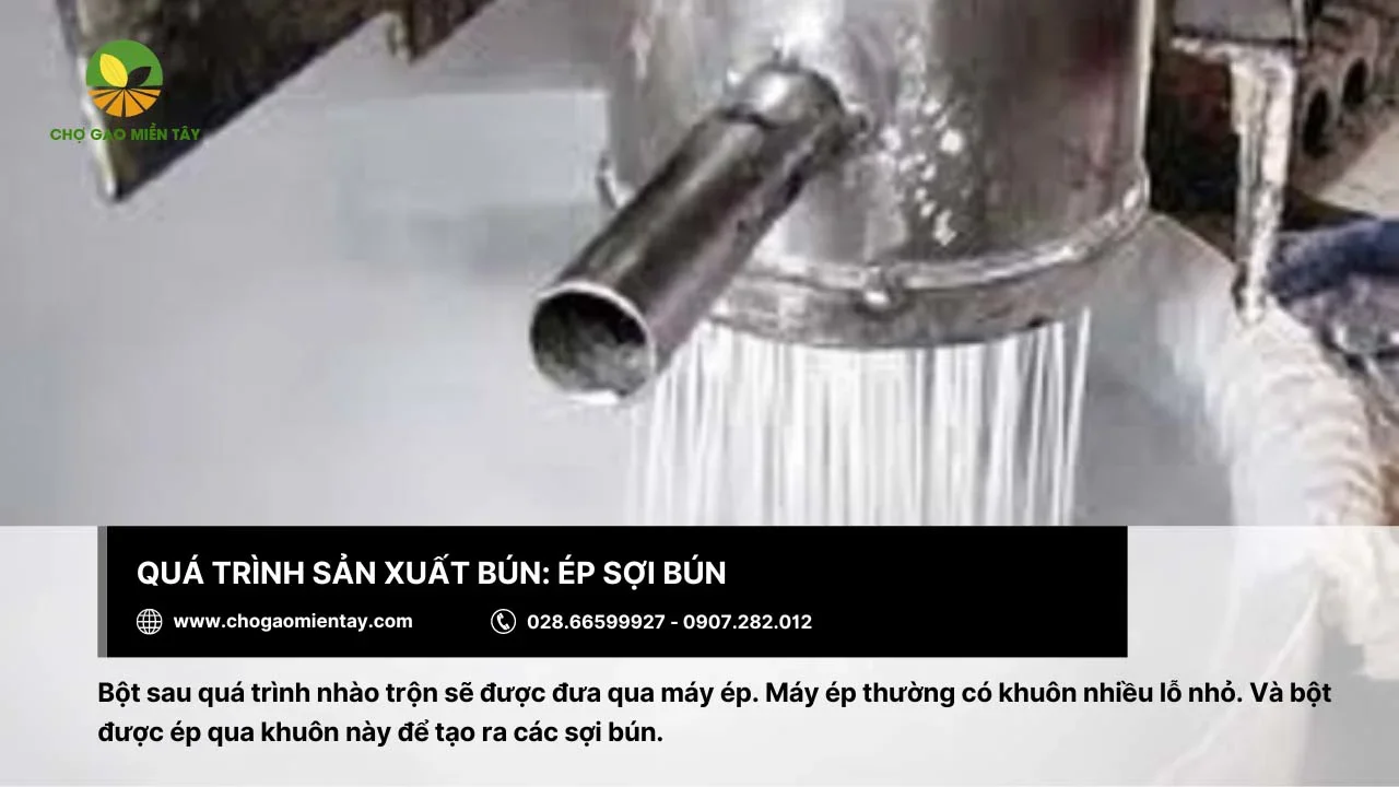 Ép sợi bún thông qua máy ép