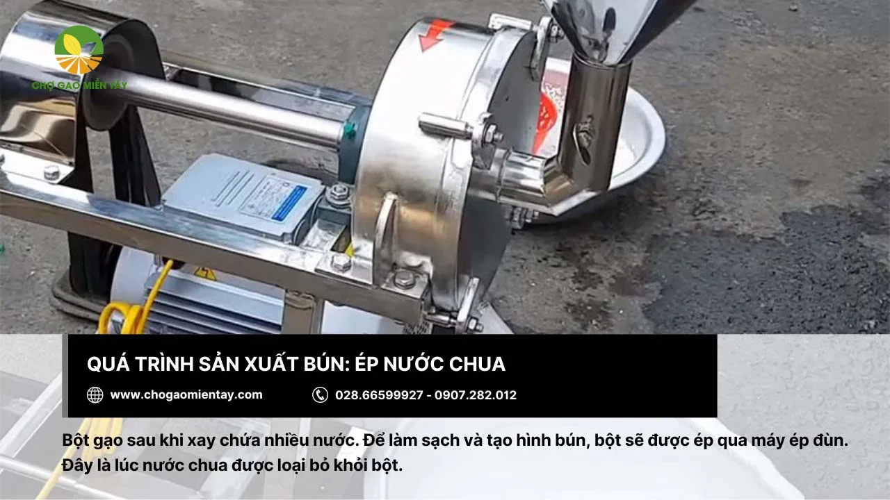 Công đoạn ép nước chua trong sản xuất bún