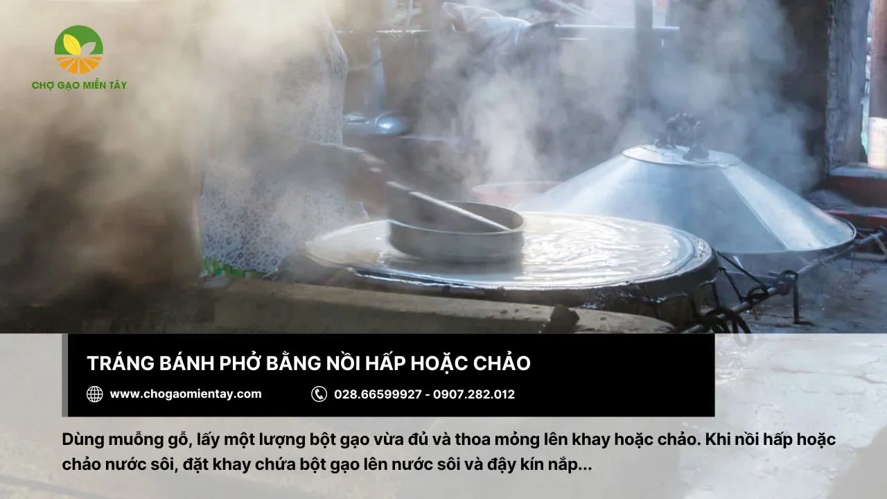 Bước kế tiếp cần sử dụng chảo hoặc nồi hấp để tráng bánh phở