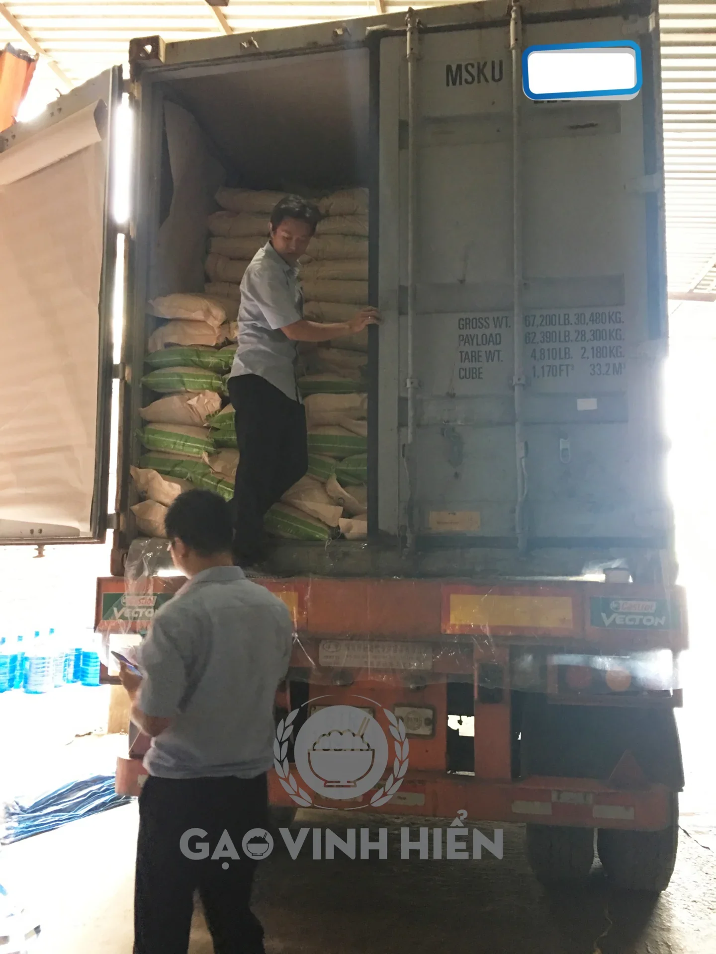 Gạo đang được kiểm tra trước khi giao hàng cho đối tác (Ảnh: tại Nhà máy gạo Vinh Hiển)