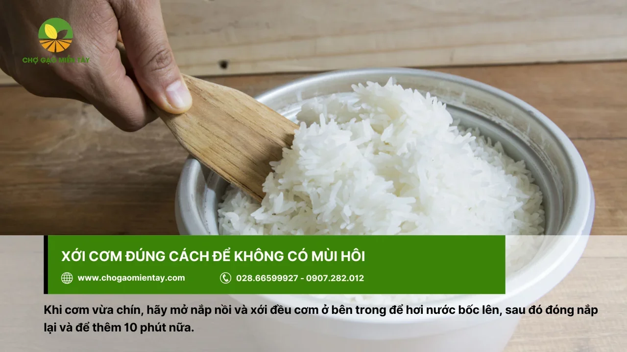 Xới cơm giúp tơi đều, tránh đọng nước nên khử mùi hôi hiệu quả